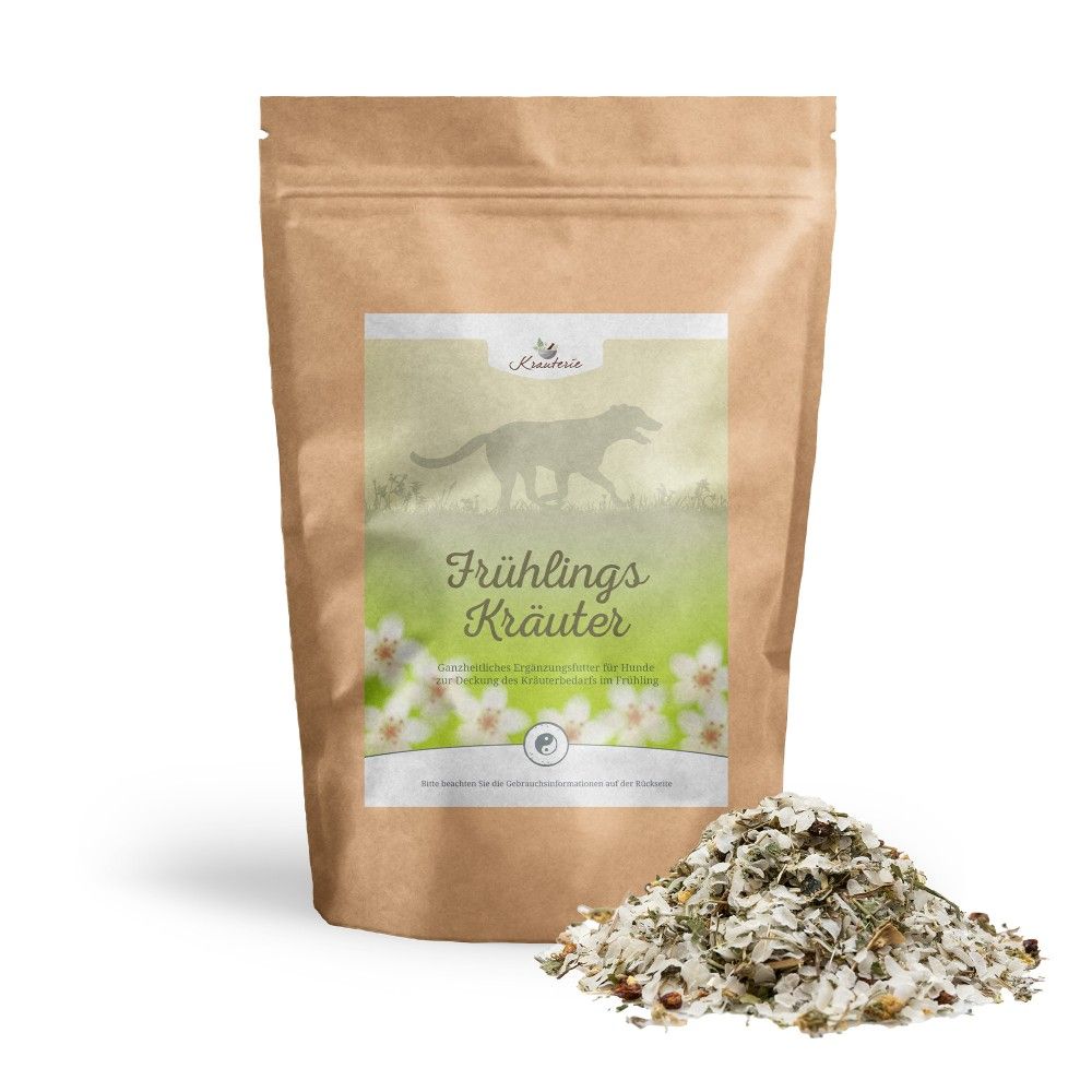Braune Tüte mit Kräutern für Hunde. Aufdruck mit Logo, Schriftzug „Frühlings Kräuter“ und Hundesilhouette. Daneben Kräutermischung.