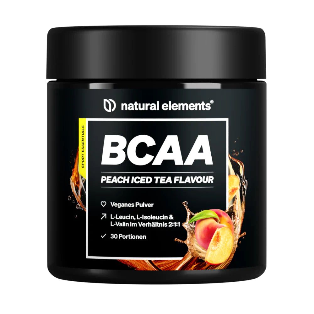Schwarze Dose mit BCAA Pulver. Aufschrift: natural elements, BCAA, PEACH ICED TEA FLAVOUR. Abbildung einer Pfirsich-Eistee-Komposition.