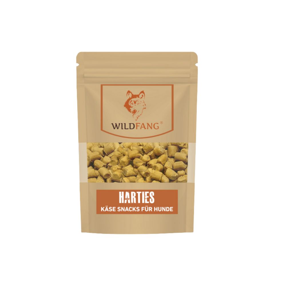 Beutel mit Harties Käse-Snacks für Hunde. Wildfang Logo. Brauner Beutel mit gelben Snacks.