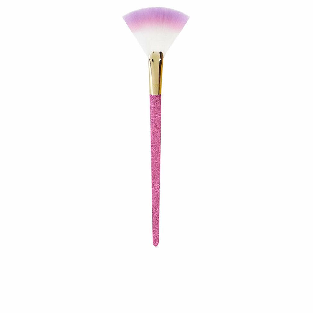 Fächerpinsel mit rosa Glitzergriff, goldener Zwinge und lila-weißem Pinselkopf. Auf weißem Hintergrund.