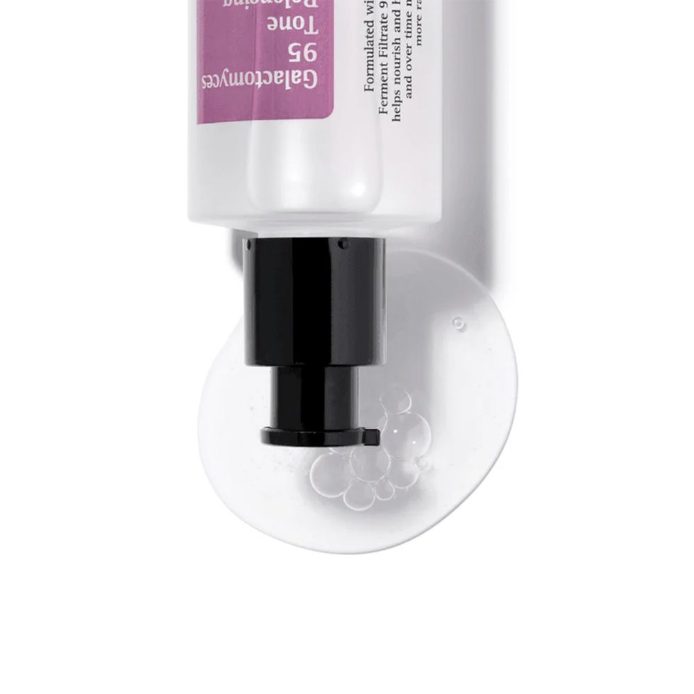 Nahaufnahme des Pumpspenders einer Galactomyces 95 Tone Balancing Essence mit einem Tropfen auf dem Ausgabestutzen.