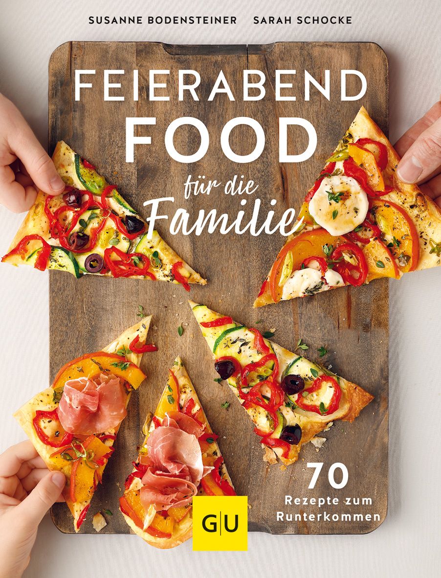 Buchcover mit Pizzastücken auf Holzbrett. Titel: Feierabendfood für die Familie. Autoren: Susanne Bodensteiner, Sarah Schocke. GU-Verlag.