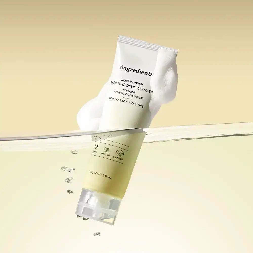 Weisse Tube mit Produktnamen und Schaum. Unter Wasser, mit Blasen. Aufschrift: Skin Barrier Moisture Deep Cleanser.