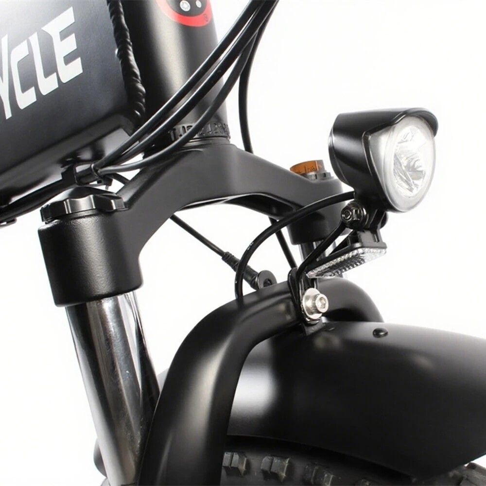 Nahaufnahme der Front eines E-Bikes mit Scheinwerfer und Schutzblech. Schwarz.