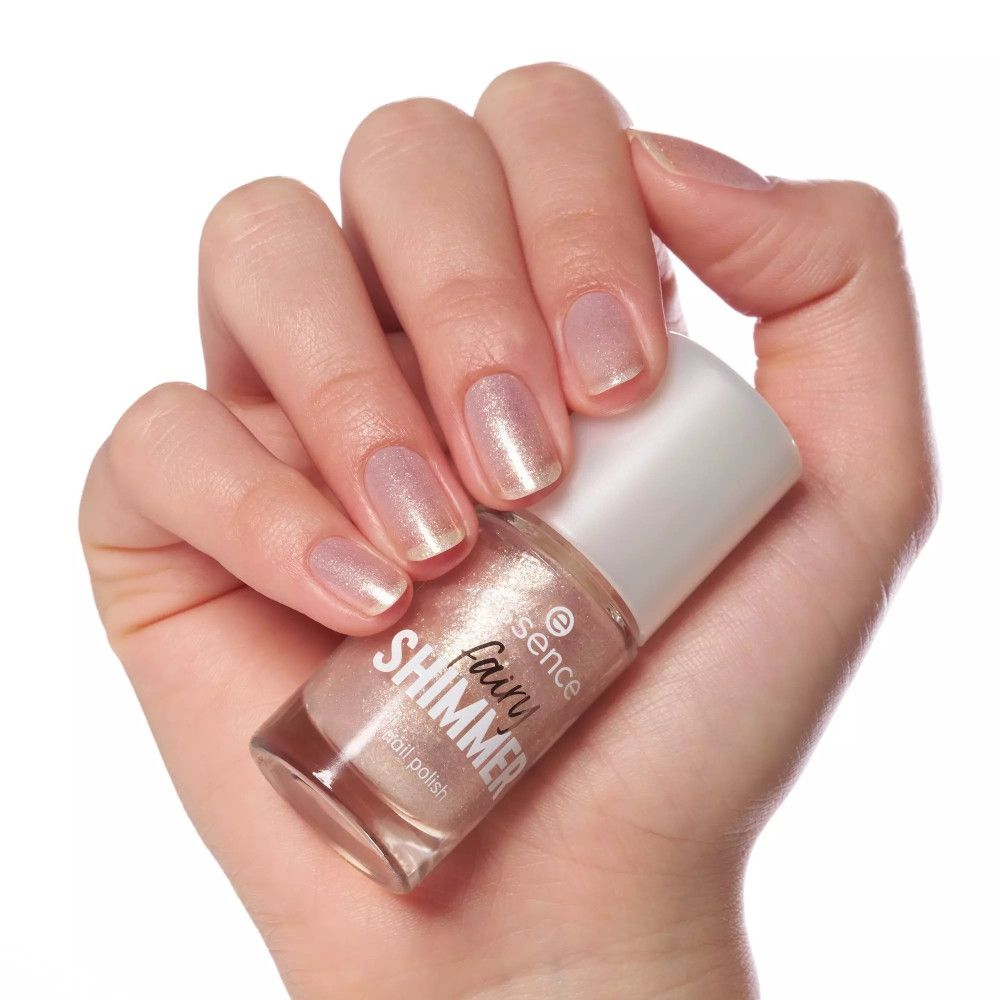 Hand hält Essence Fairy Shimmer Nagellack, rosa schimmernd. Produktname und Marke sichtbar.