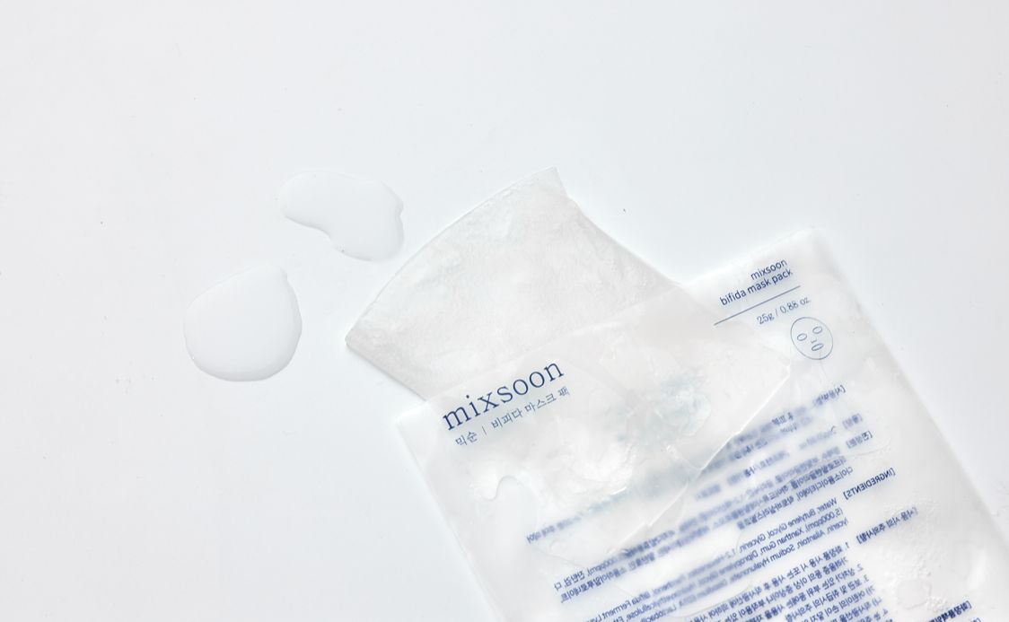 Geöffnete Maskenpackung mit Flüssigkeit. Der Markenname mixsoon ist sichtbar.
