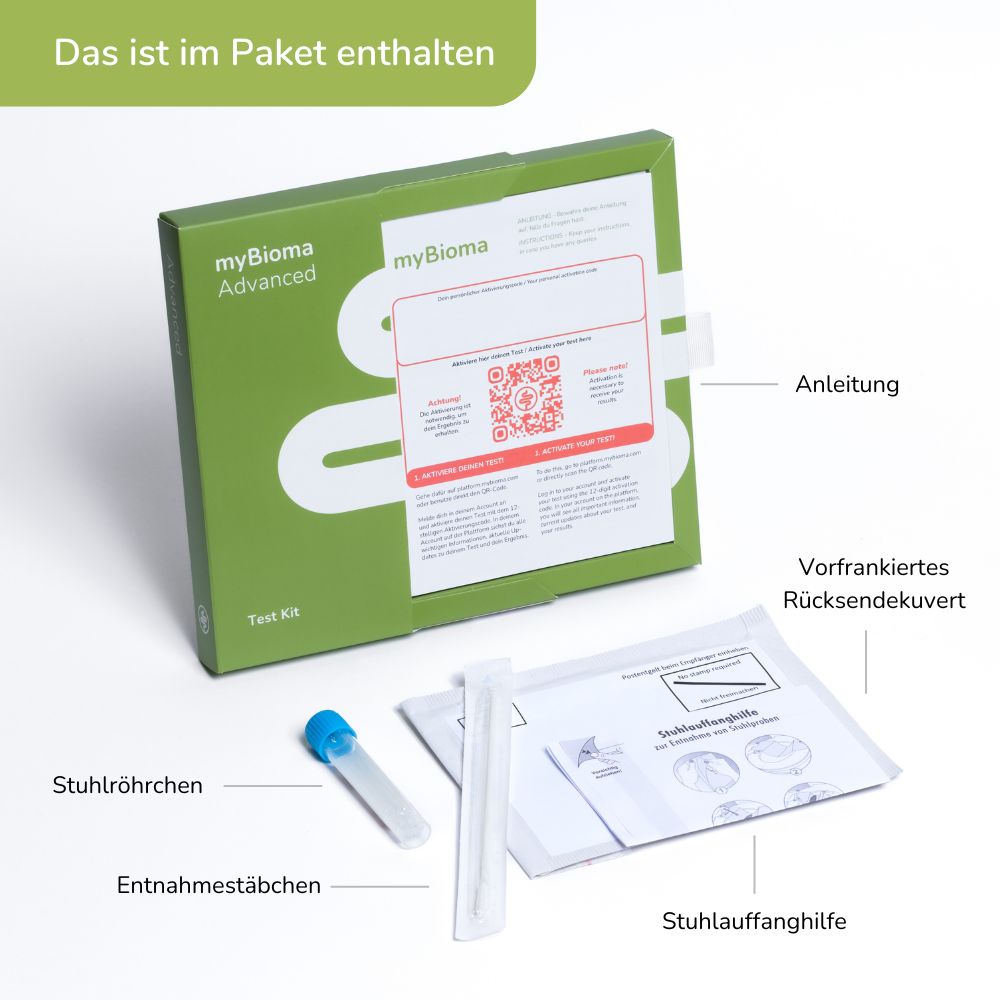 Geöffnete grüne Schachtel mit Testmaterialien: Stuhlprobenröhrchen, Entnahmestäbchen, Anleitung, Rücksendekuvert.