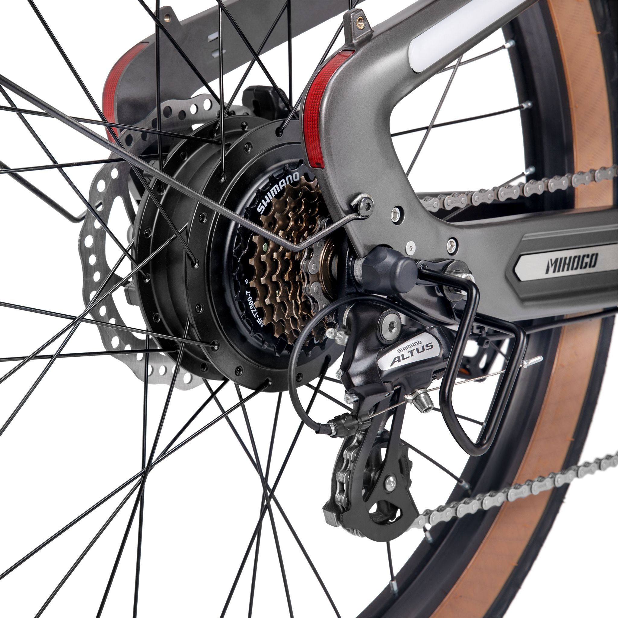 Hinterrad-Detail eines E-Bikes. Shimano-Schaltung, Scheibenbremse, schwarze Reifen. MIHOGO.