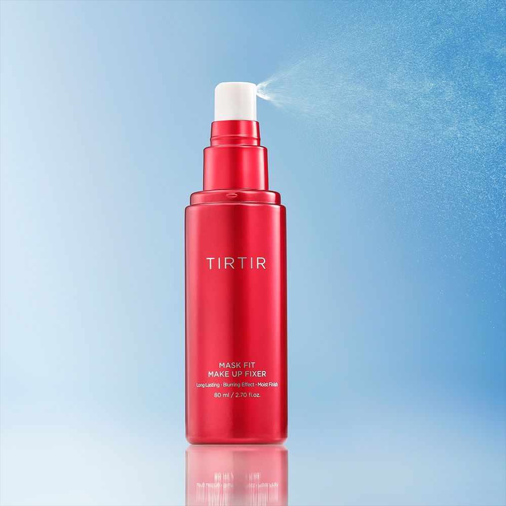 Rote Sprühflasche, Sprühnebel sichtbar. Aufschrift TIRTIR, Mask Fit Make Up Fixer.