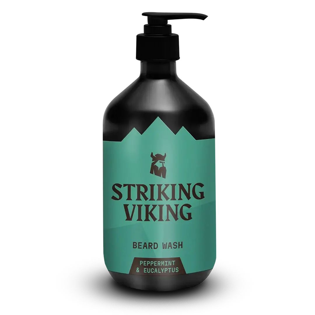 Schwarze Flasche mit Pumpe. Aufschrift: Striking Viking, Bartshampoo, Pfefferminze & Eukalyptus. Türkisgrünes Etikett mit Wikinger-Logo.
