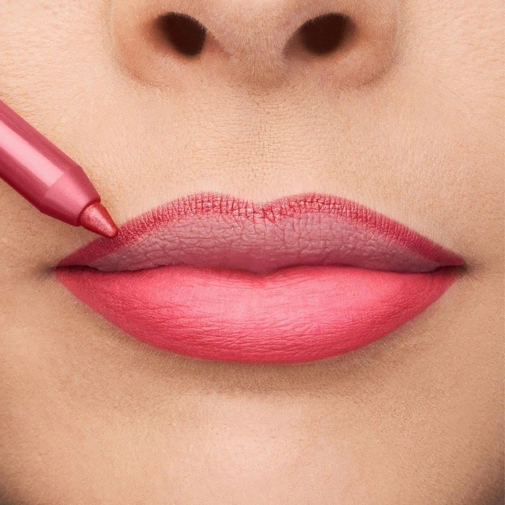 Lippen mit rosa Lippenstift umrandet. Lippenstift in Anwendung.