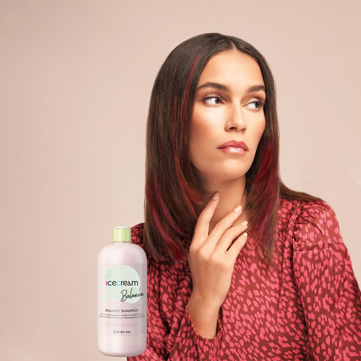 Frau mit schulterlangem Haar, daneben eine Flasche "ice cream Balance Shampoo".