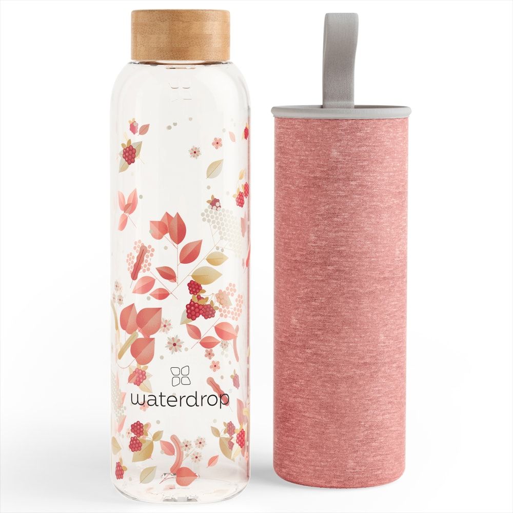 Glasflasche mit Holzdeckel und pinkfarbener Hülle. Aufschrift: waterdrop. Floral Muster.