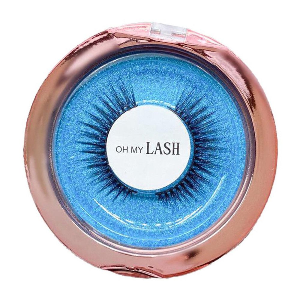 Runde, roségoldene Verpackung mit falschen Wimpern. Blaue Innenseite, weißes Label mit "OH MY LASH".
