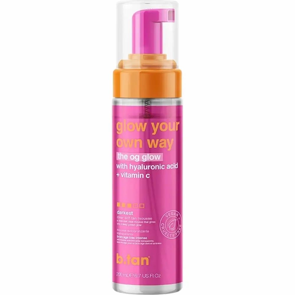 B.tan Selbstbräunungs-Schaum mit Hyaluronsäure und Vitamin C in einer pinken Flasche mit Pumpspender.