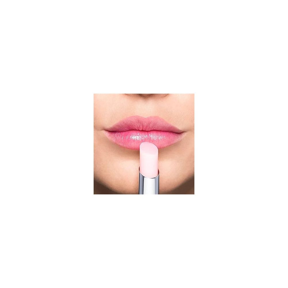 Nahaufnahme von Lippen, die mit einem rosa Lippenbalsam eingerieben werden. Der Balsam ist in einem silbernen Behälter.