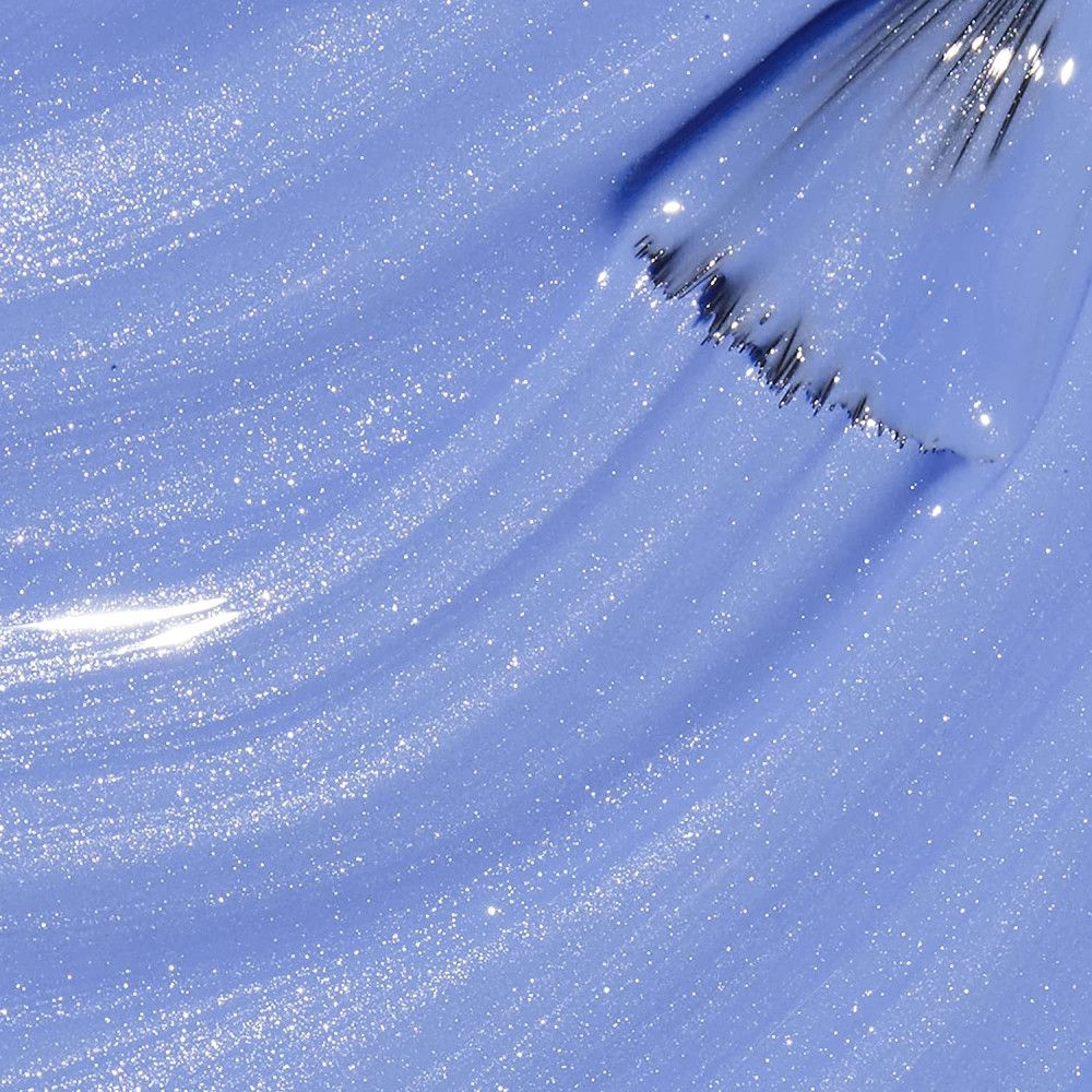 Blau schimmernder Nagellack mit Pinsel. Der Pinsel ist teilweise in der Farbe getränkt.