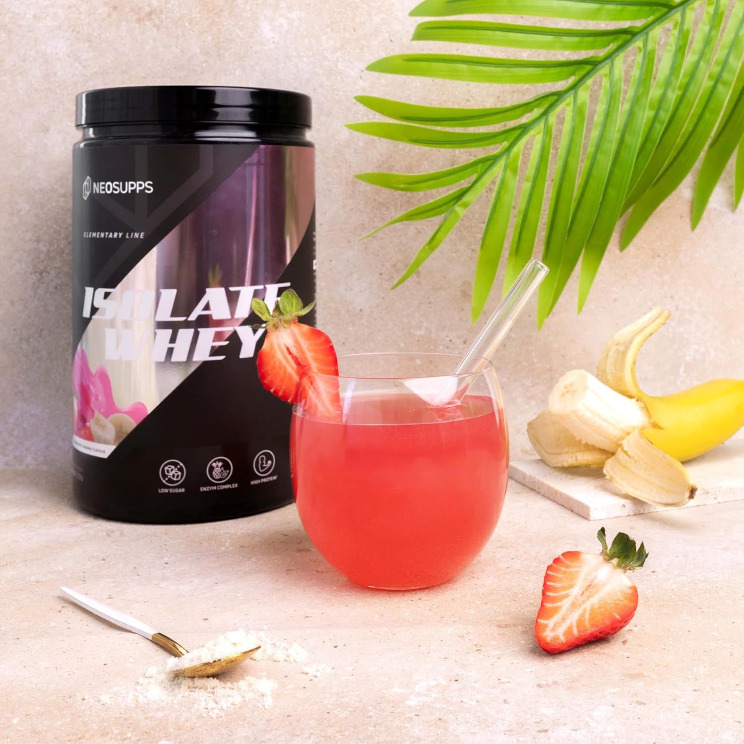 Glas mit rosa Flüssigkeit, Erdbeere, Banane und Dose "ISOLATE WHEY". Aufschrift: NEOSUPPS. Erdbeer-Banane.
