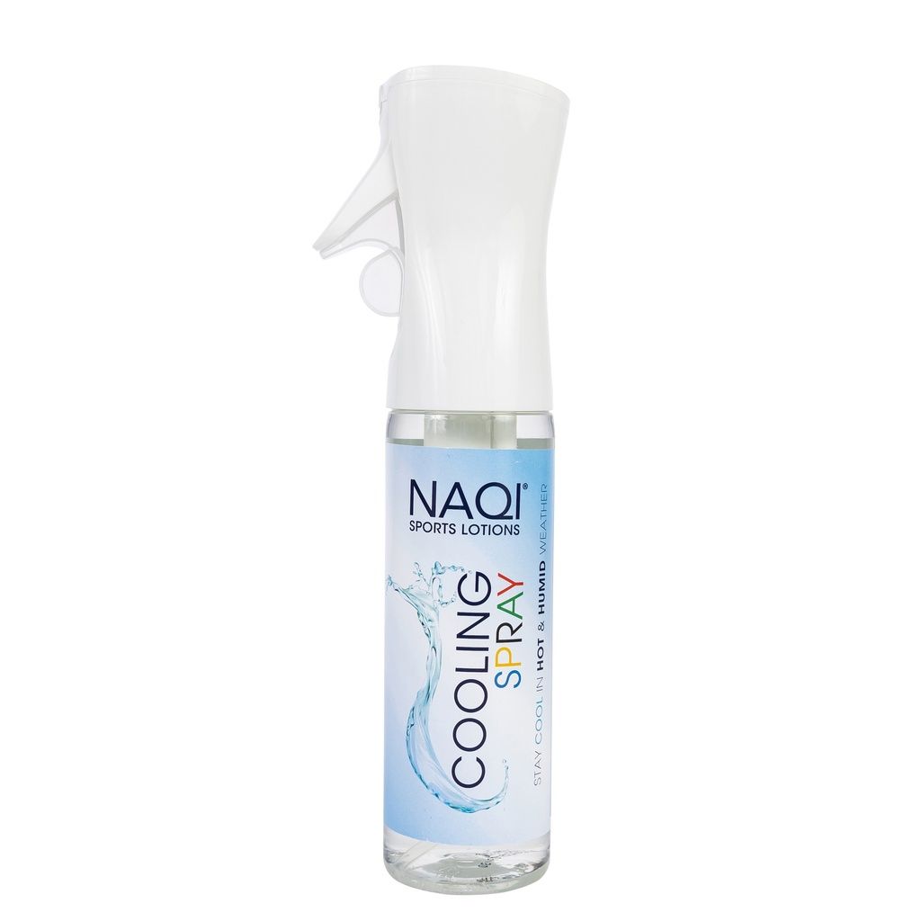 Transparente Sprühflasche mit weißem Sprühkopf. Aufschrift "NAQI SPORTS LOTIONS" und "COOLING SPRAY". Wasser-Grafik.