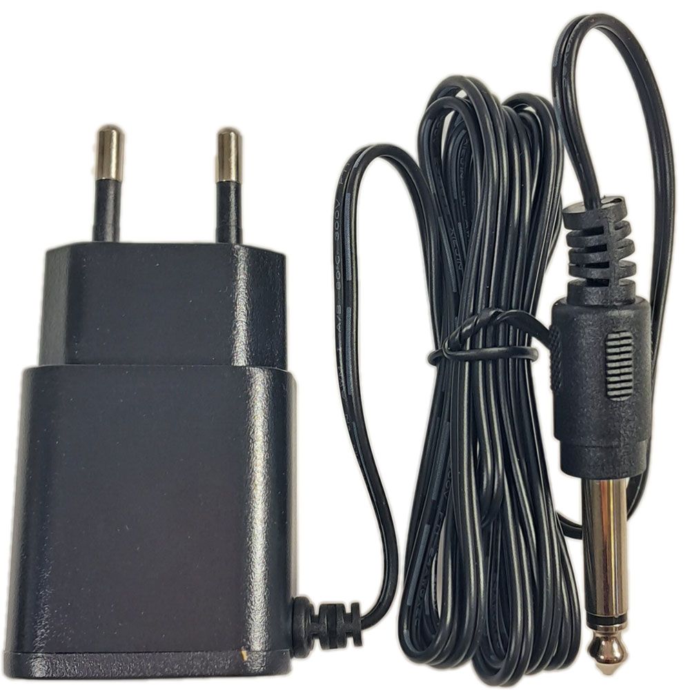 Schwarzes Netzteil mit Stecker und Kabel. Das Kabel ist aufgerollt und mit einem Stecker versehen.