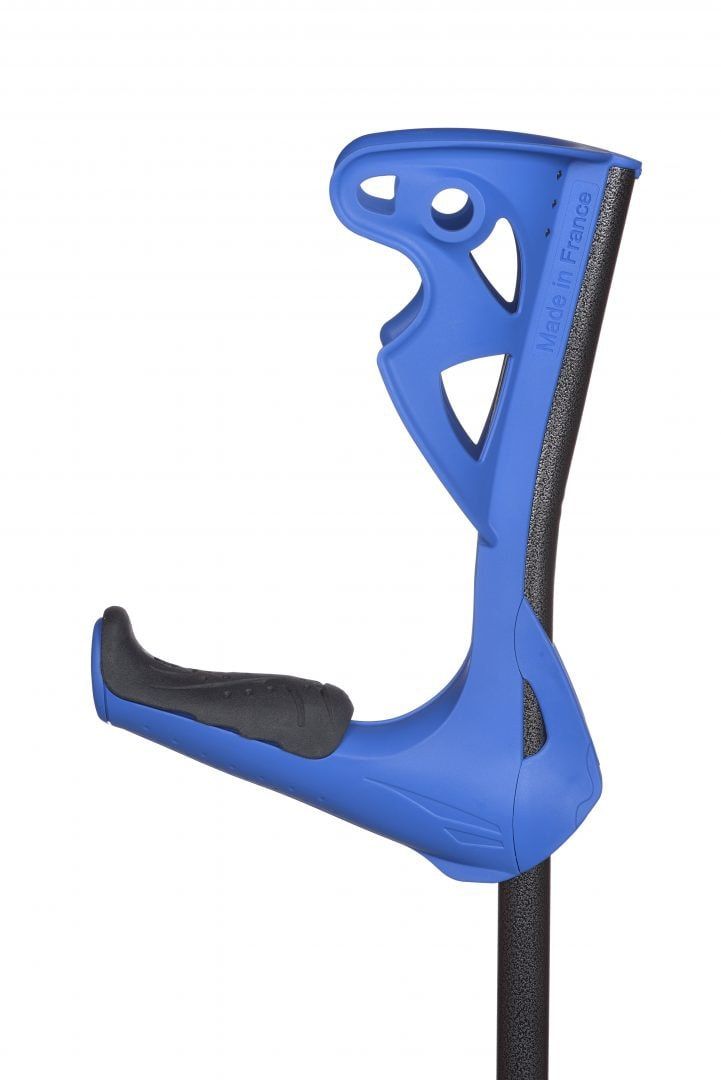Blauer Unterarmstütze. Schwarze Polsterung. Hergestellt in Frankreich. Ergonomisches Design mit Löchern.
