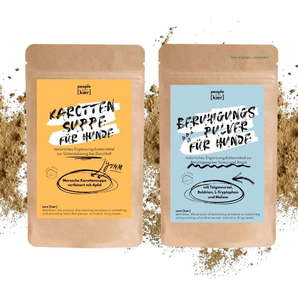 Zwei Beutel mit Pulver für Hunde. Aufschrift: Karottensuppe und Beruhigungspulver. Marke: people [kaer].