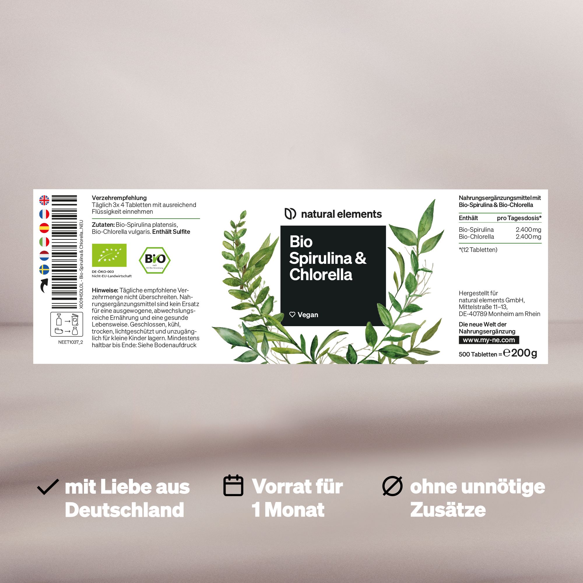 Etikett mit Produktinformationen. Aufschrift: Bio Spirulina & Chlorella. Vegan-Logo. Bio-Siegel. Text in mehreren Sprachen.