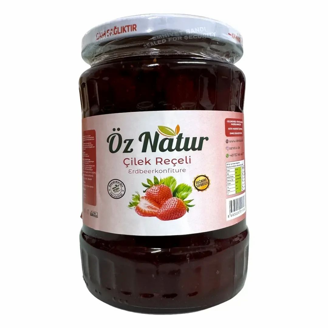 Glas mit Erdbeerkonfitüre. Etikett mit Produktname, Erdbeeren-Illustration und Qualitätszeichen. Deckel mit Aufschrift.