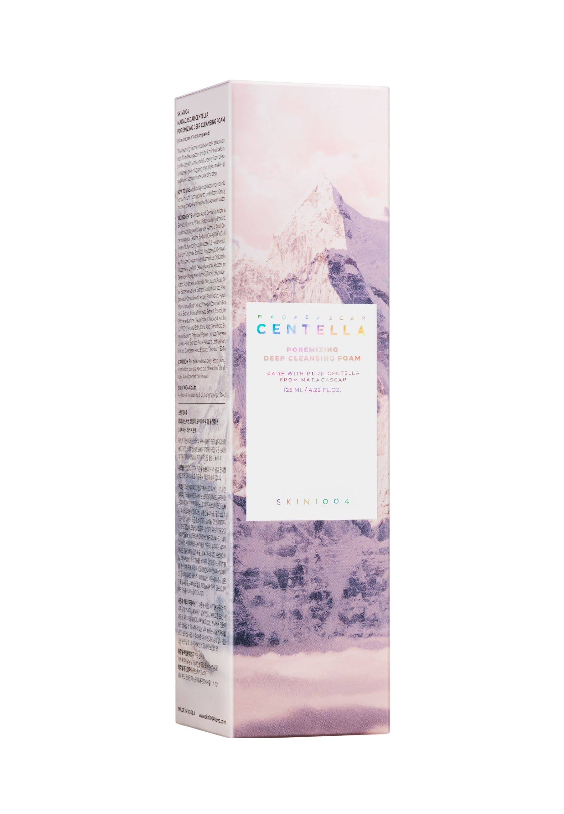 Verpackung mit Produktnamen und Logo. Berglandschaft im Hintergrund. Text auf der Verpackung.