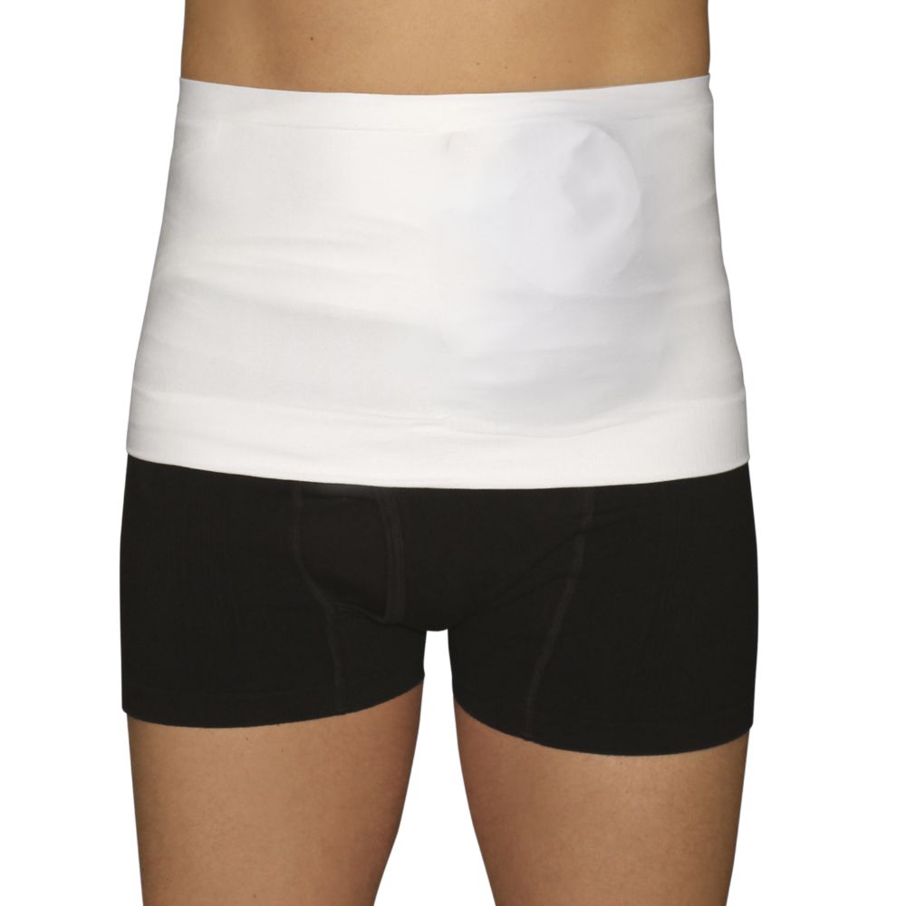 Person trägt schwarze Unterwäsche und einen weißen Bauchgurt. Ein Stoma-Beutel ist sichtbar.