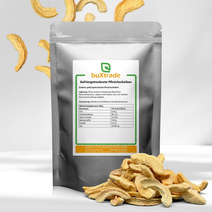 Silberfarbene Tüte mit Etikett. Auf dem Etikett steht "buXtrade Gefriergetrocknete Pfirsichscheiben". Daneben getrocknete Pfirsichscheiben.