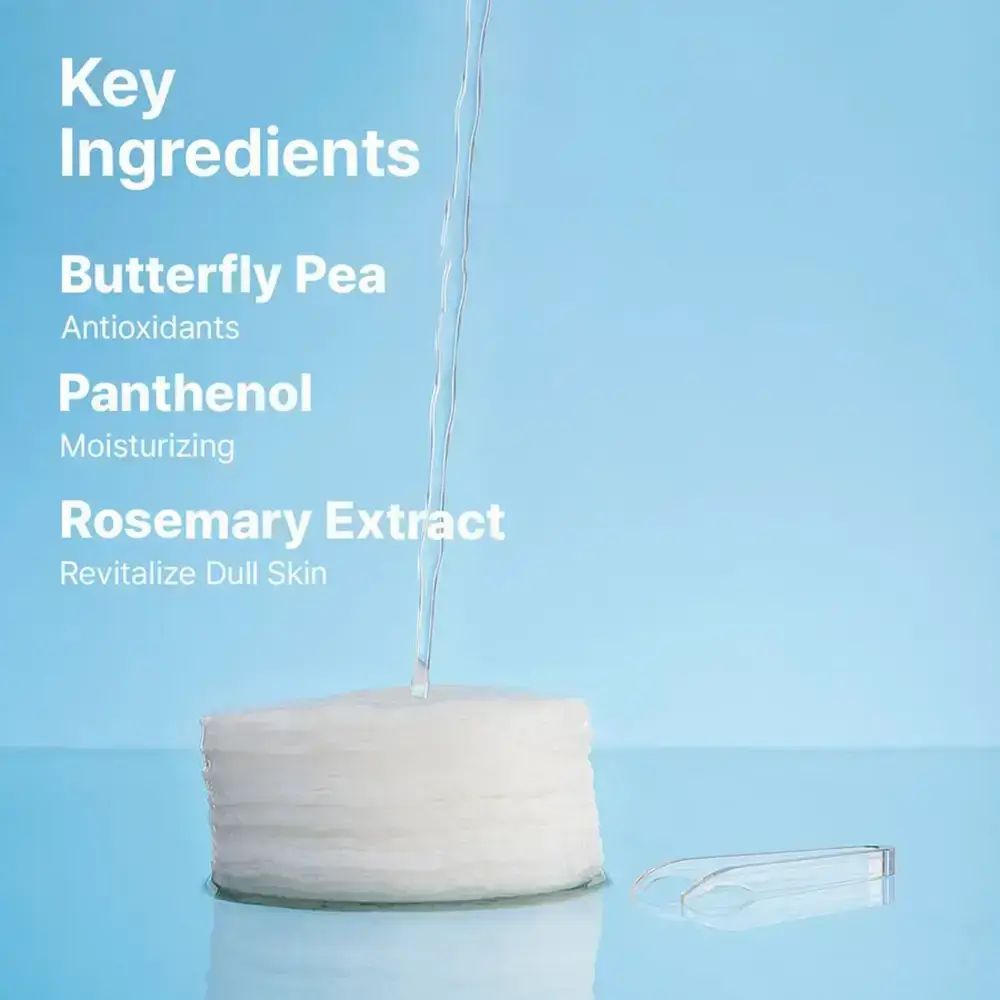 Pads und Pinzette, Wasserstrahl. Text: Key Ingredients: Butterfly Pea, Panthenol, Rosemary Extract. Blauer Hintergrund.