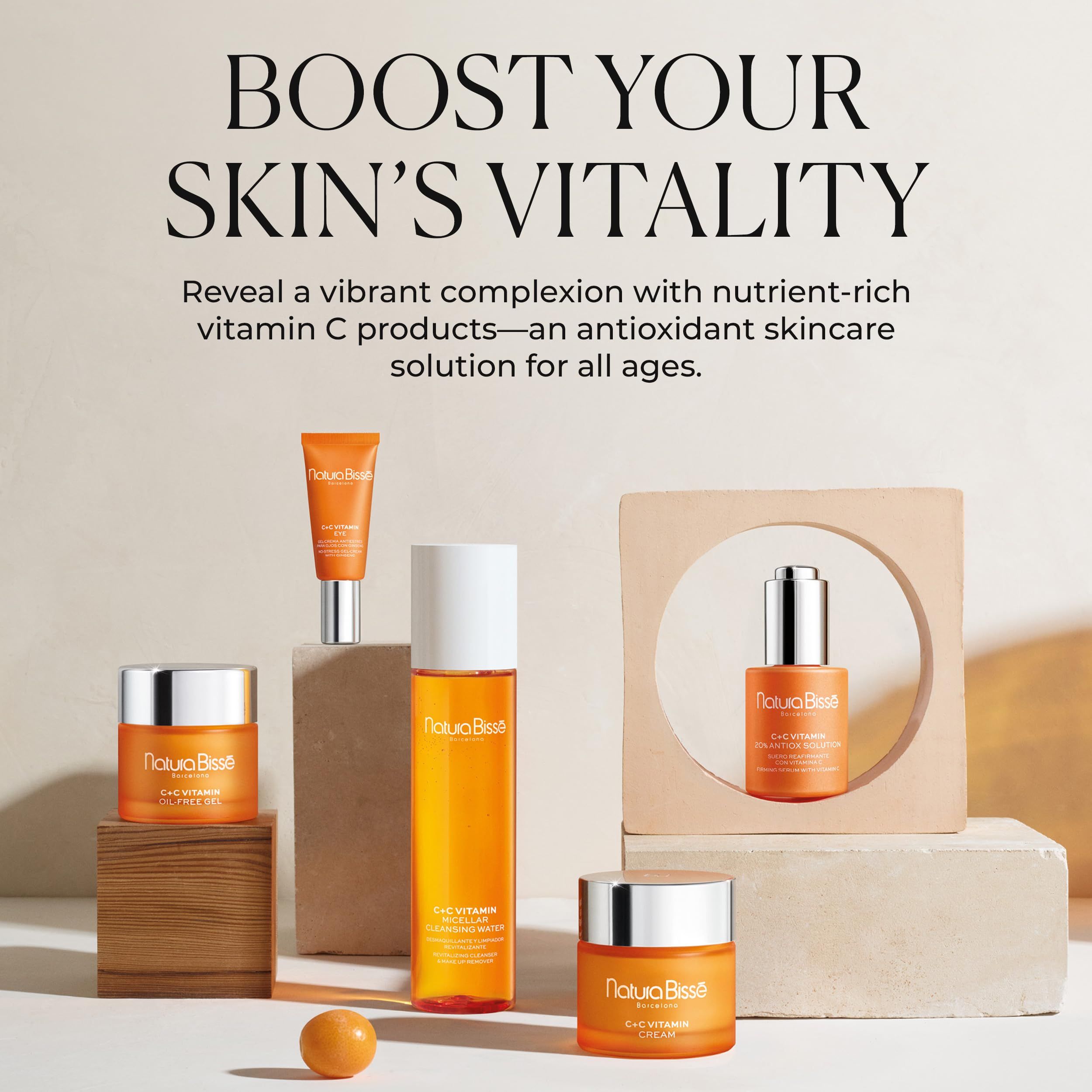 Verschiedene Natura Bissé C+C Produkte auf Holzsockeln. Text: Boost Your Skin's Vitality. Vitamin C Lösung für alle Altersgruppen.