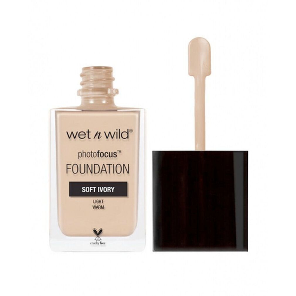 Wet n Wild Photofocus Foundation. Flasche mit Applikator. Farbton Soft Ivory. Cruelty Free Logo. Helle, warme Farbe.