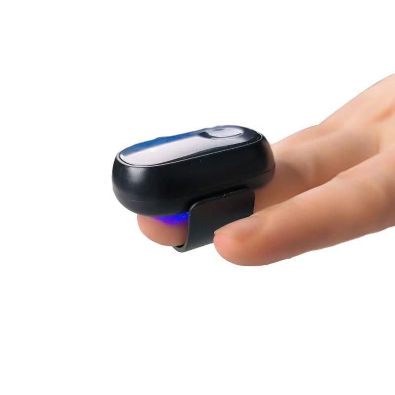Schwarzes, fingerförmiges Gerät mit blauem Licht. Das Gerät ist auf einem Finger befestigt.