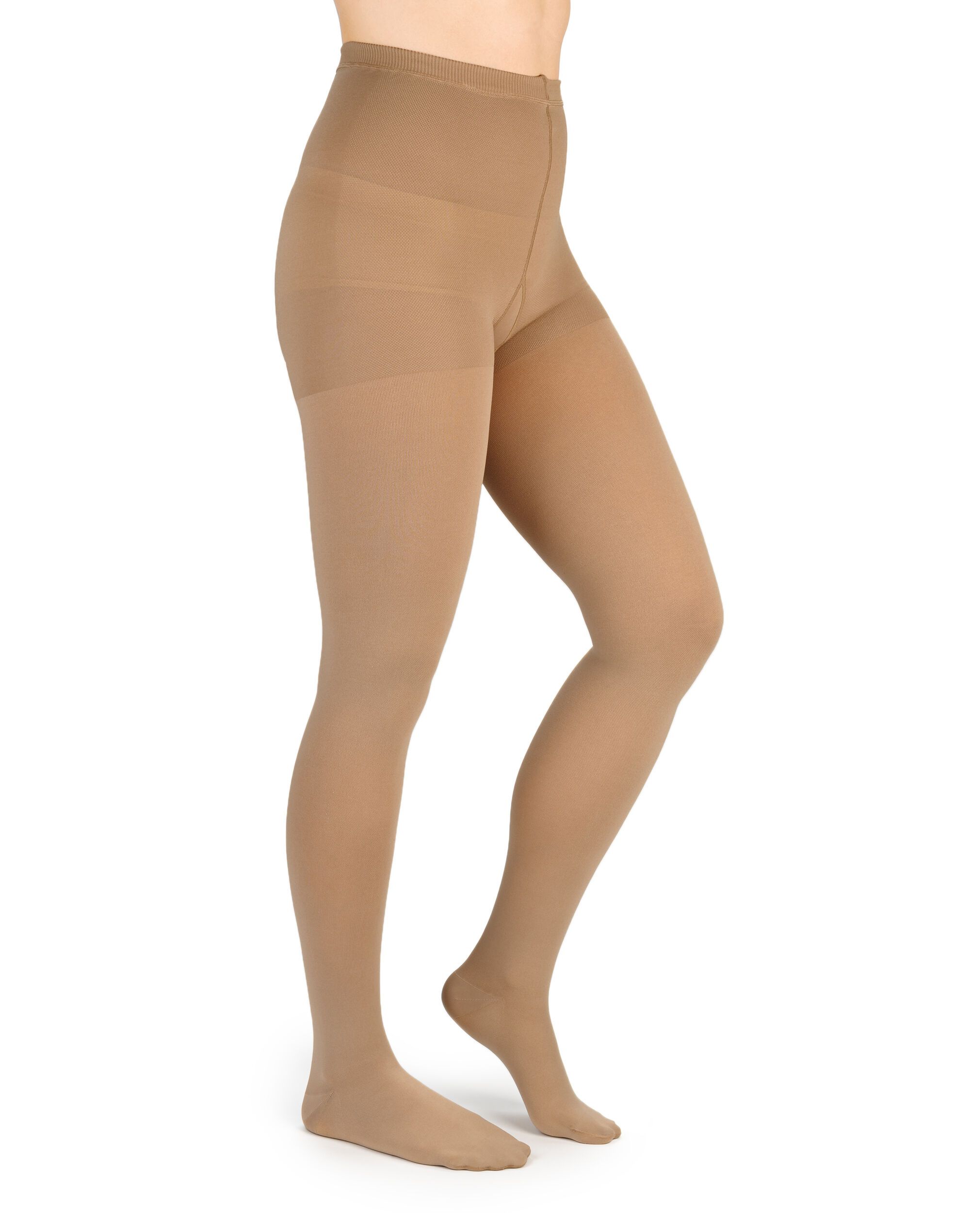 Hautfarbene Kompressionsstrumpfhose. Blick von der Seite, die Beine einer Person sind zu sehen. Das Produkt bedeckt die Füße und den Bauch.