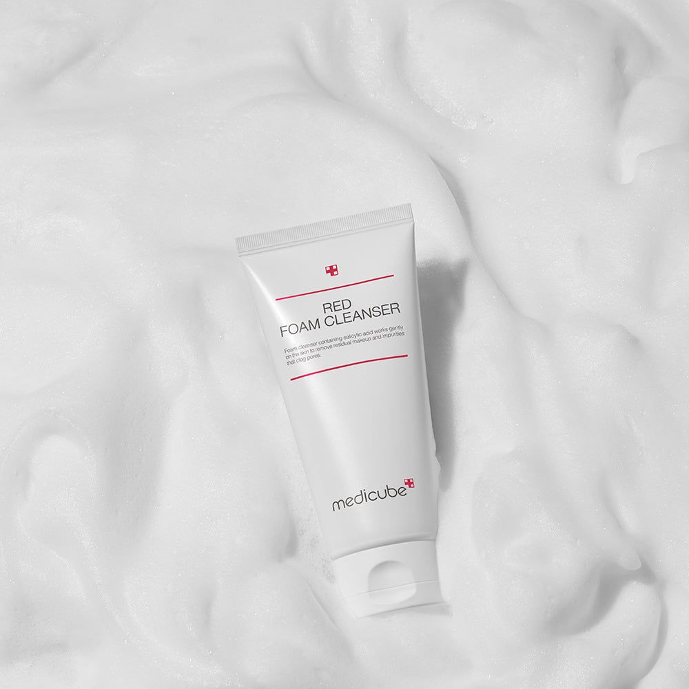 Weiße Tube mit rotem Text: RED FOAM CLEANSER. Marke: medicube. Liegt in Schaum. 