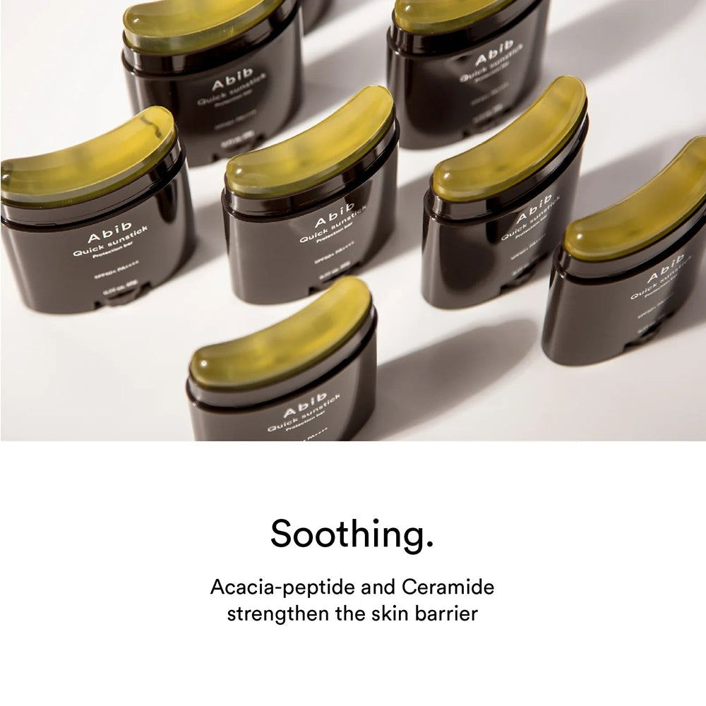 Mehrere schwarze ABIB Quick Sunstick Protection Bars mit gelblichen Sticks. Text: Soothing. Acacia-Peptide und Ceramide stärken die Hautbarriere.