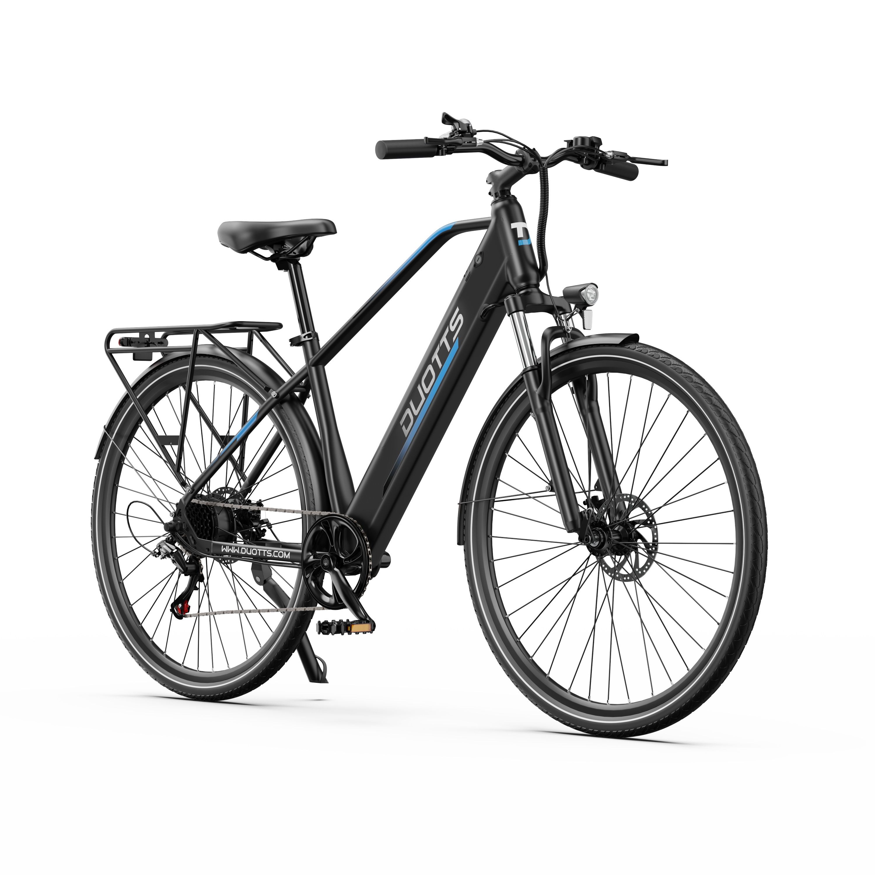 Schwarzes DUOTTS C29Lite E-Bike. Frontscheinwerfer, Gepäckträger, Scheibenbremsen. Blaue Akzente. Schräge Ansicht.