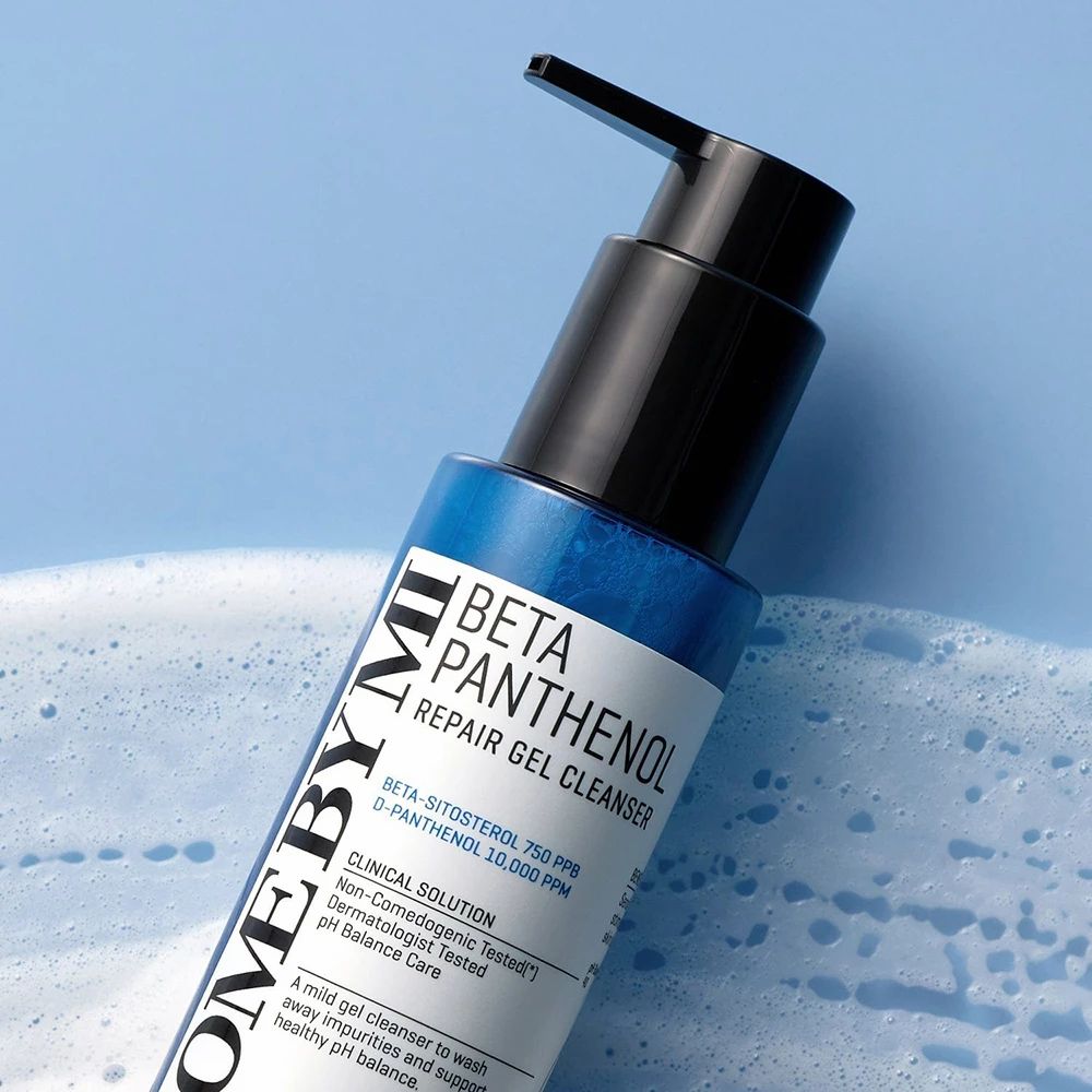 Blaue Flasche mit schwarzem Pumpkopf. Aufschrift: Beta Panthenol Repair Gel Cleanser. Marke: SOMEBYMI.