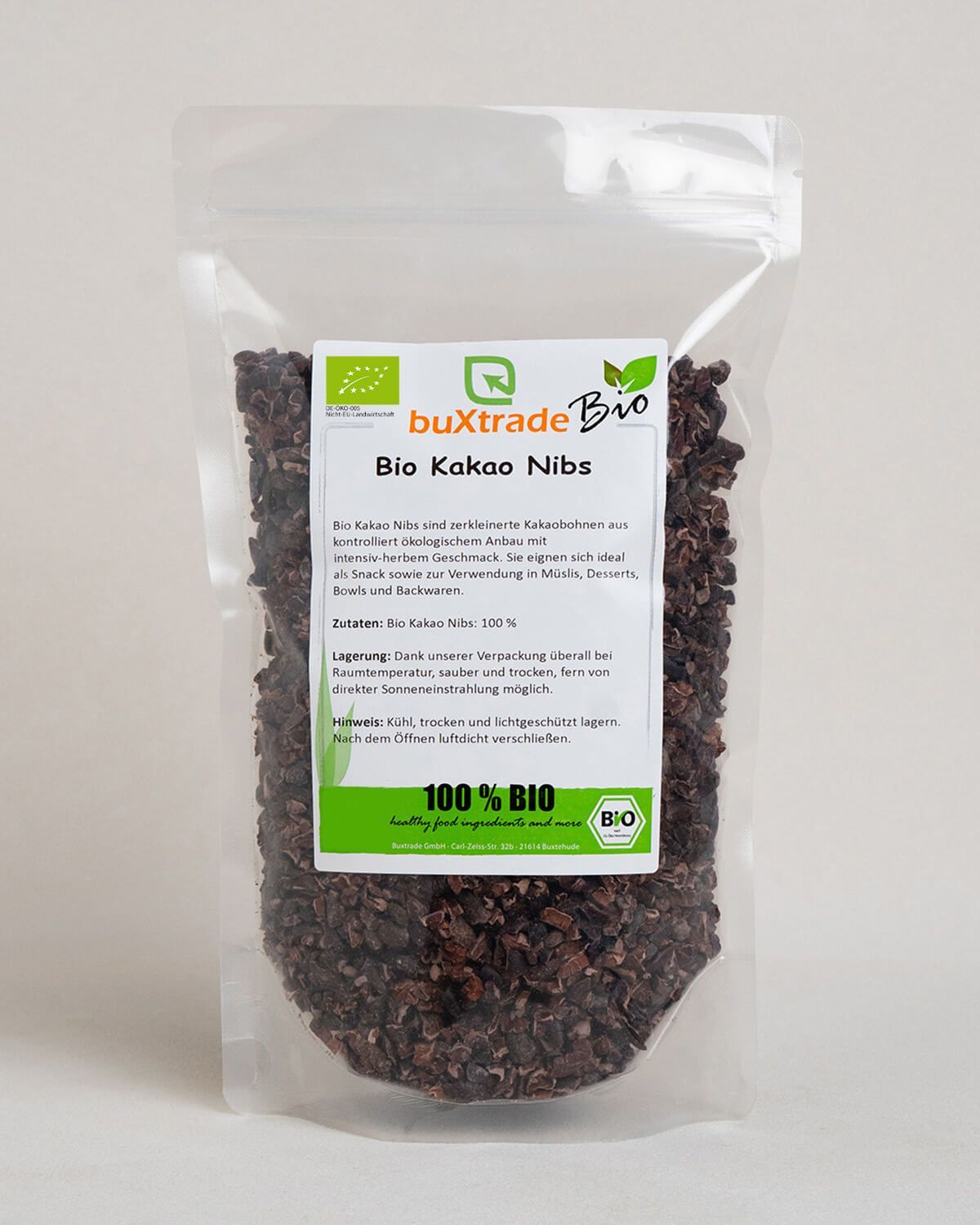 Bio Kakaonibs in transparenter Verpackung mit Etikett. Enthält Bio-Siegel und Produktinformationen.