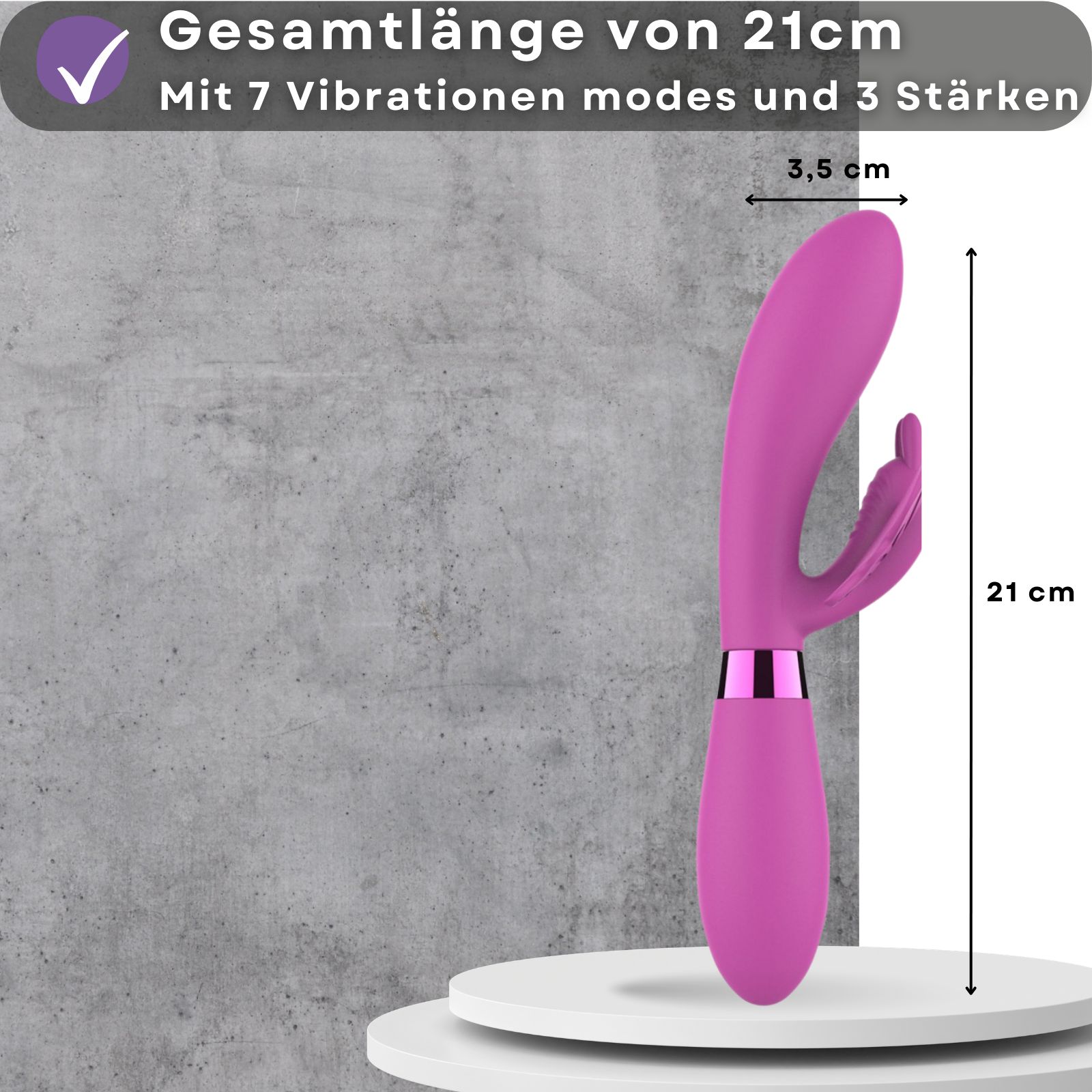 Pinker Vibrator mit Hasenohren. 21cm lang, 3,5cm Durchmesser. Auf weißem Podest. Vibrationsfunktion.