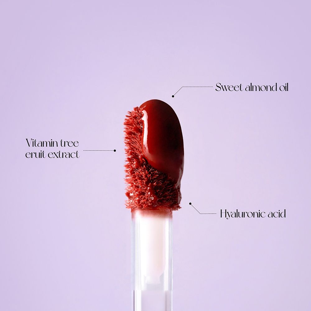 Applikator mit Lippenprodukt. Beschriftung: Sweet almond oil, Vitamin tree fruit extract, Hyaluronic acid.