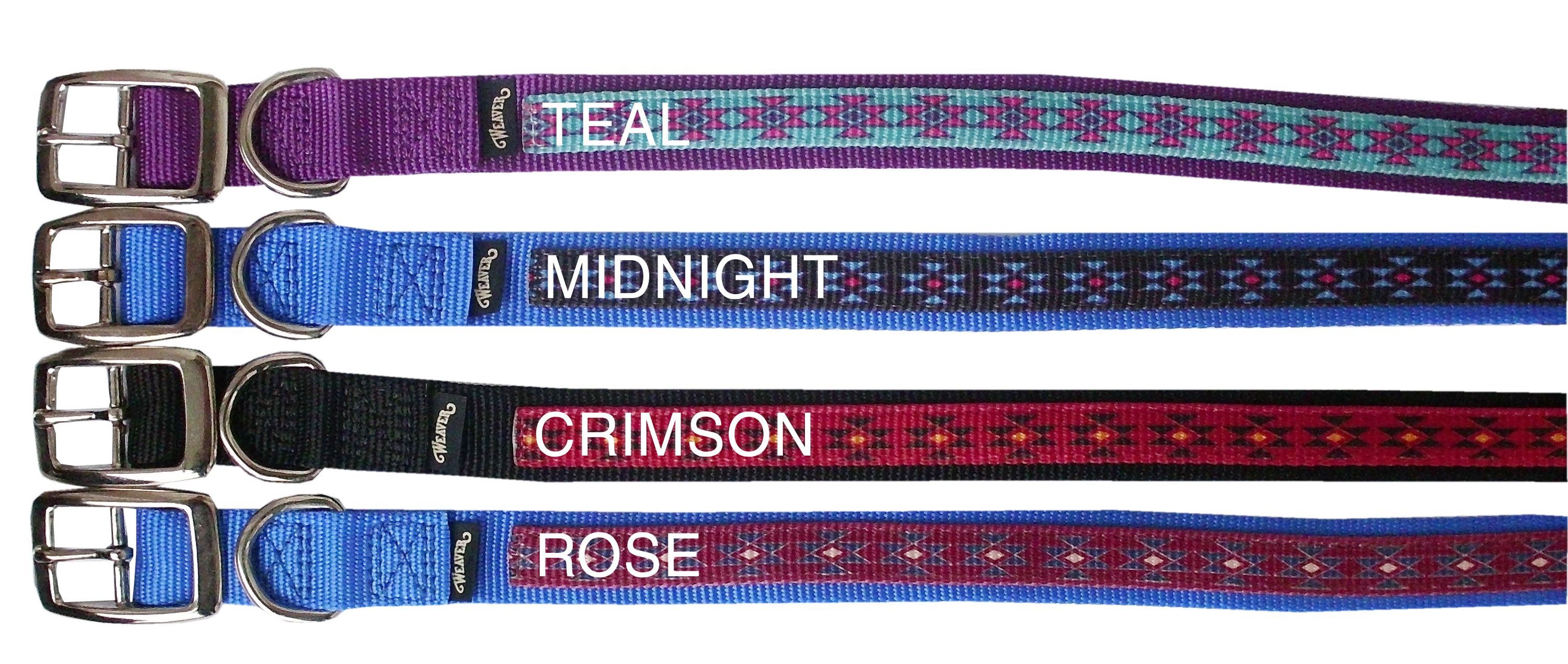 Vier Hundehalsbänder in verschiedenen Farben. Jedes Band hat eine Schnalle und einen farbigen Aufdruck mit Namen.