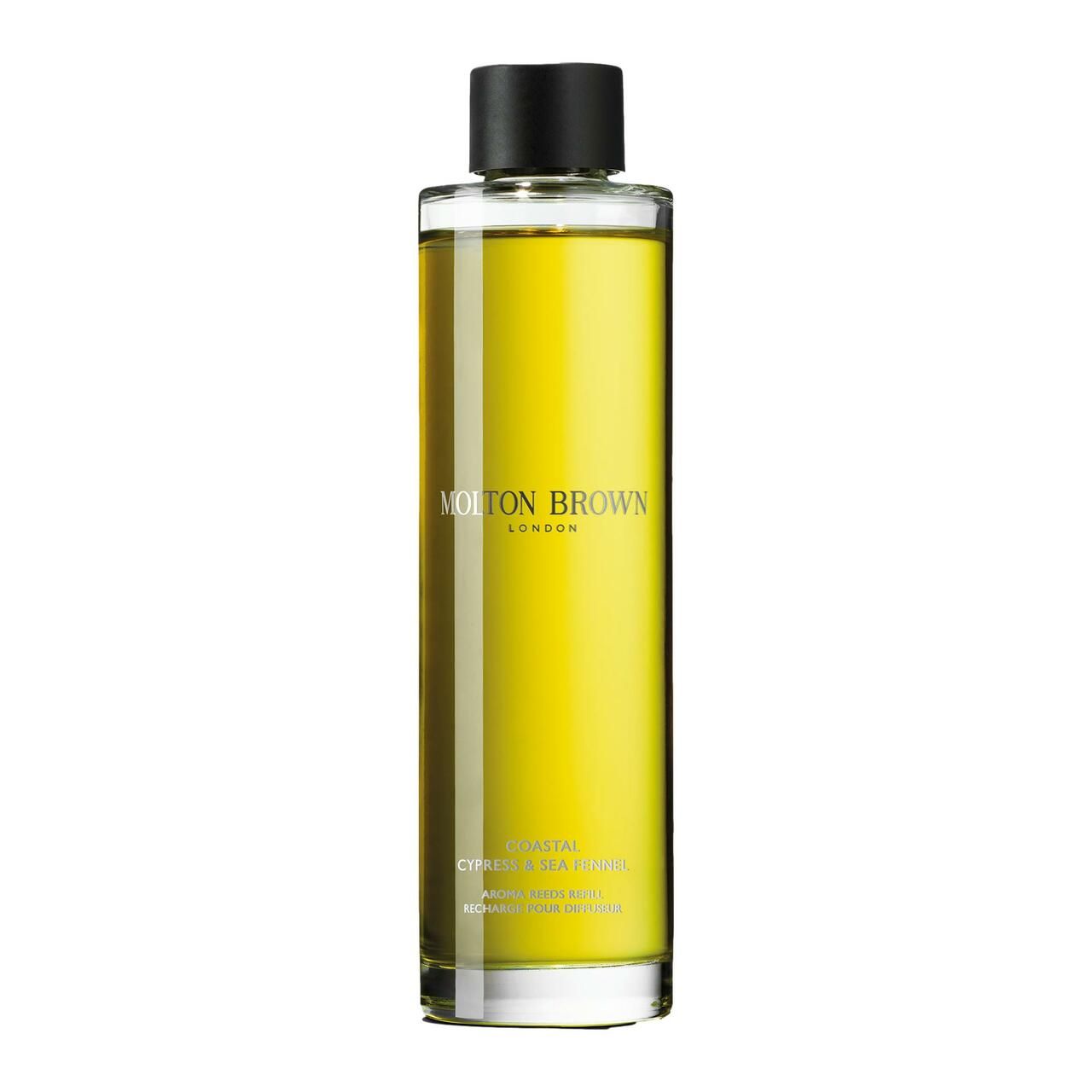Hoher Flakon mit schwarzem Deckel. Aufschrift: Molton Brown London, Coastal Cypress & Sea Fennel. Gelbe Flüssigkeit sichtbar.