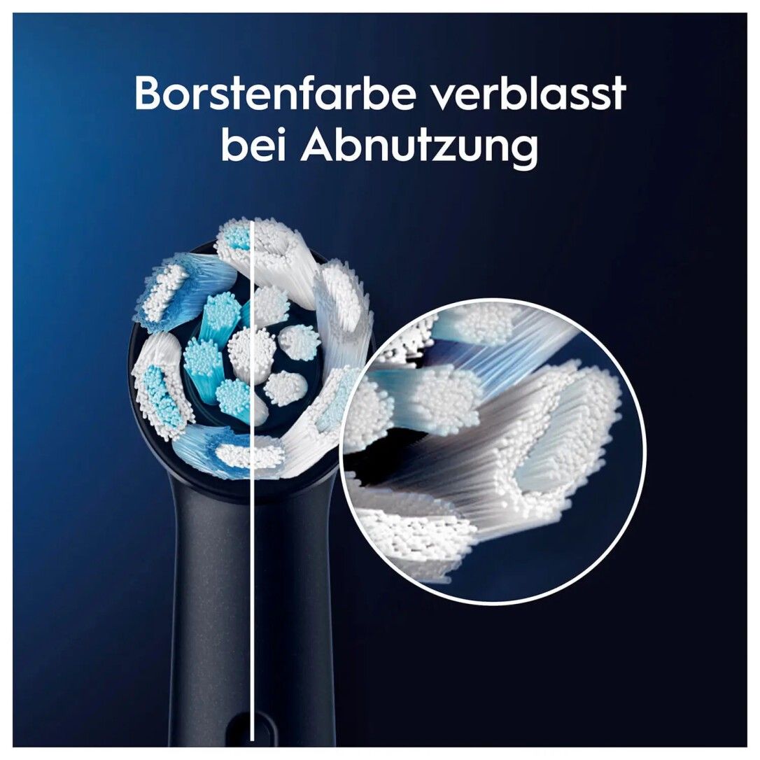 Nahaufnahme einer iO-Aufsteckbürste. Blaue Borsten verblassen bei Abnutzung. Vergrößerte Ansicht der abgenutzten Borsten.