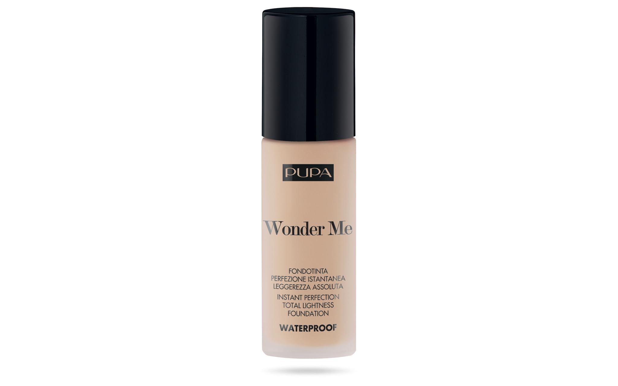 Pupa Wonder Me Foundation. Beige-farbene Flasche mit schwarzem Deckel. Produktname und Schriftzug sichtbar.