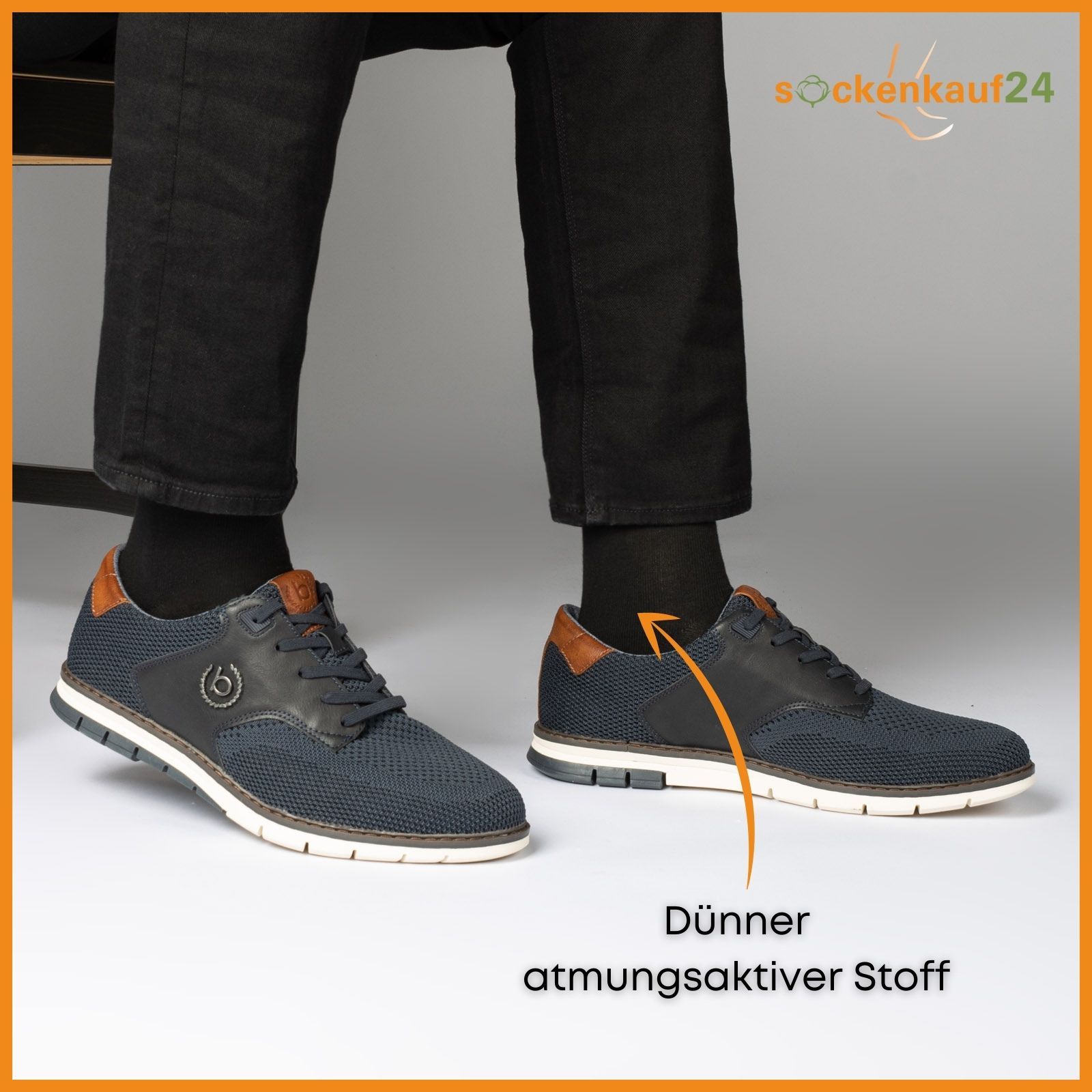 Person trägt schwarze Socken unter blauen Schuhen. Text: "Dünner atmungsaktiver Stoff".