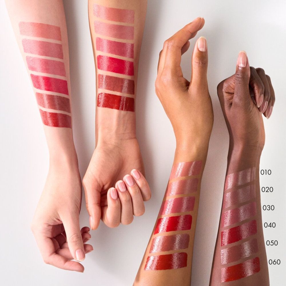 Arme mit verschiedenen Lippenstiftfarben. Farbnummern: 010, 020, 030, 040, 050, 060.