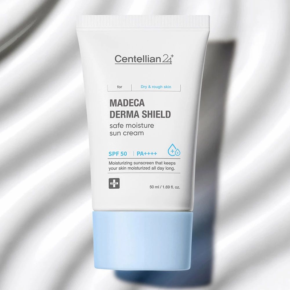 Weiße Tube mit blauem Deckel. Aufschrift: MADECA DERMA SHIELD safe moisture sun cream SPF 50. Text: Moisturizing sunscreen that keeps your skin moisturized all day long.
